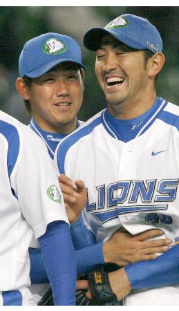 決勝打のG・G・佐藤(右)と喜ぶ西武の松坂