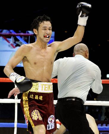 昨年11月、新王座に就き、ガッツポーズする山中