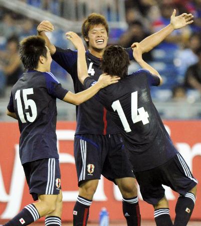 日本―マレーシア 前半、先制ゴール決め原口(14)、斎藤(15)に祝福される酒井