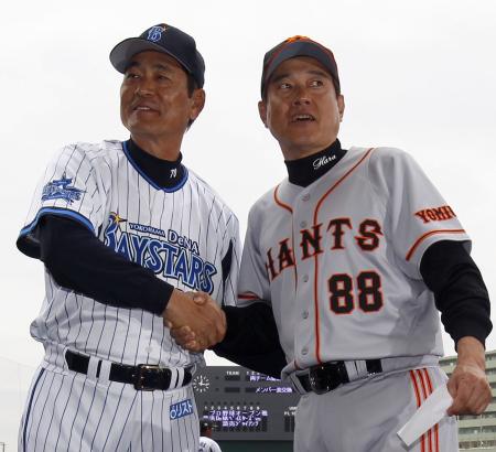 試合前、握手するDeNA・中畑監督(左)と巨人・原監督