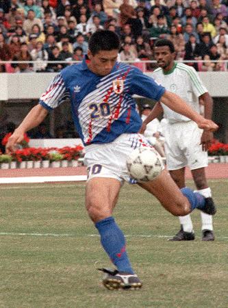 アジアカップサッカー決勝 日本―サウジアラビア、三浦の左からのセンタリングをFW高木が左足シュートでゴールを決める