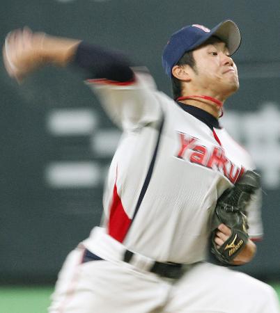 球界屈指の本格派・由規の力感あふれる投球フォーム(2012年3月4日、札幌ドーム、共同)