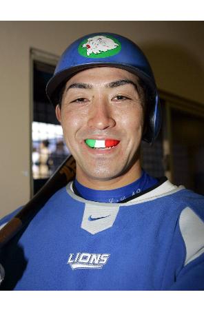 イタリア国旗をあしらったマウスピースを使用する西武時代のG・G・佐藤 2006年