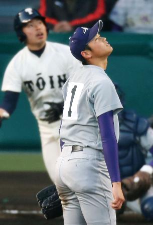 7回表、大阪桐蔭の田端(左)に2点本塁打を浴び、うつろな表情で打球の行方を追う大谷投手(2012年3月21日、甲子園、共同)