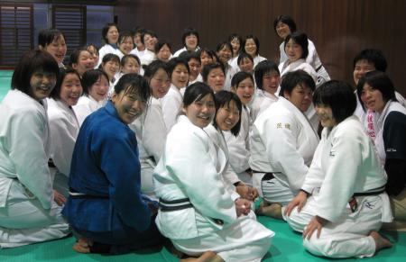 笑顔を見せる仙台大女子柔道部の選手たち