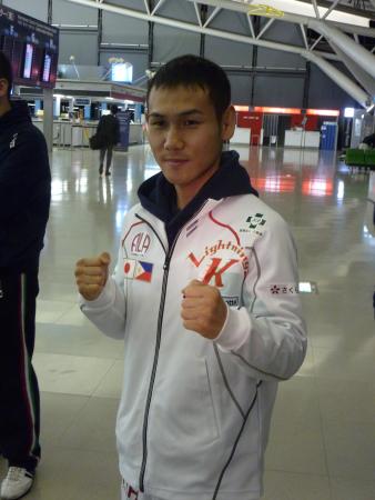 敵地南アフリカへ出発する高山勝成(2012年3月26日、関西空港、共同)
