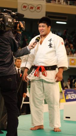 優勝インタビューを受ける加藤博剛