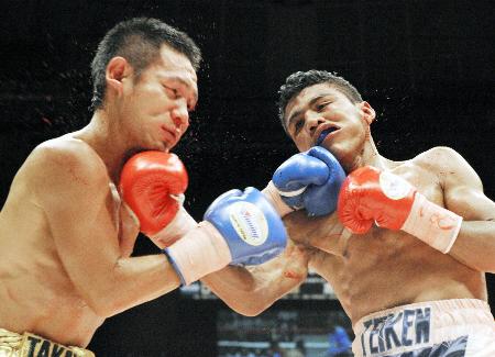 2009年7月のWBAミニマム級世界戦でゴンサレス(右)と打ち合う高山勝成