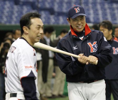 宮本(左)と話すヤクルト・小川監督
