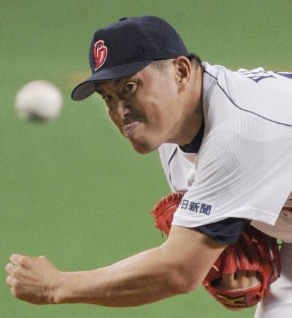 鬼の形相で今季2勝目、通算212勝目を挙げた46歳の山本昌投手(2012年4月30日、ナゴヤドームでのDeNA戦から、共同)