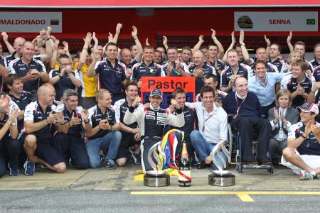 マルドナド(中央でガッツポーズ)の優勝を喜ぶウィリアムズ・チーム(Williams F1)