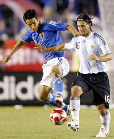国際親善試合の日本対アルゼンチン戦でプレーするアグエロ(右)