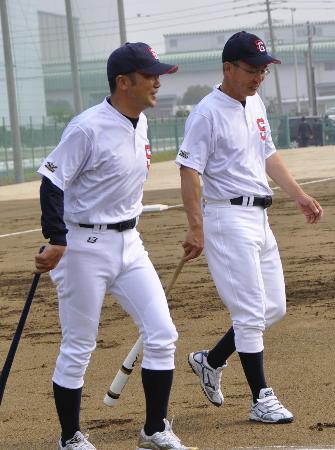 若いチームの夢を託された“豪華スタッフ”の杉本監督(右)と香田コーチ(5月7日、福岡市東区、共同)