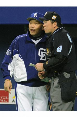 2007年の中日―日本ハムの日本シリーズ第5戦で、山井から岩瀬への交代を告げる落合監督(左)