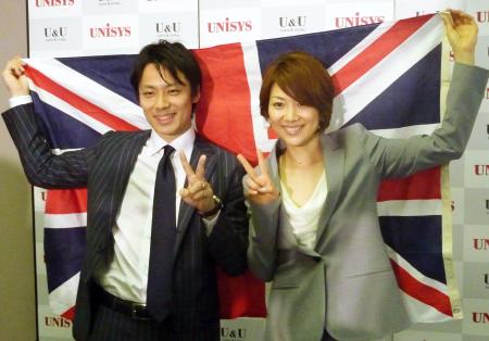 英国旗を背にメダルへの思いを込める池田信太郎(左)と潮田玲子(5月1日、東京都江東区、共同)