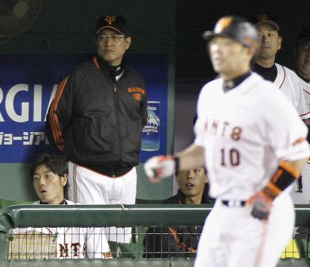 ベンチでさえない表情の原監督(左から2人目)=6月22日、長野(共同)