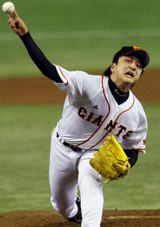 筋力トレーニングの効用を信じて疑わず力投する沢村投手(6月8日の西武戦、共同)