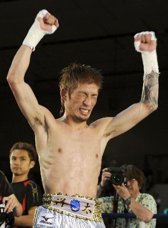 初防衛に成功し、喜ぶ佐藤洋太