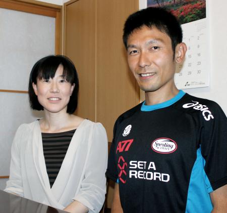 夫の敦之選手を支え続ける元アスリートの美保さん(左)(6月23日、星田裕美子撮影)