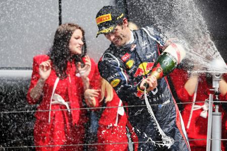 イギリスGPで優勝し、契約延長が発表されたウェバー Red Bull