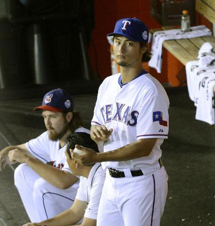 米大リーグオールスター戦で、ブルペンから試合を見詰めるレンジャーズのダルビッシュ=10日、カウフマン・スタジアム(共同)
