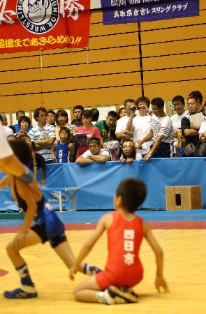 全国でレスリング教室を開催し、青少年の健全な肉体と精神づくりを目指している高田延彦