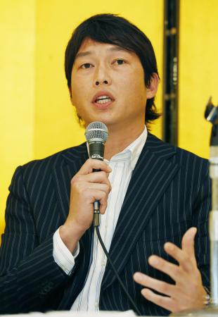 記者会見する日本プロ野球選手会の新井貴浩会長=20日、大阪市(共同)