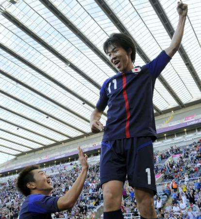 日本―モロッコ 後半、決勝ゴールを決め、腕を突き上げ喜ぶ永井。左下は斎藤=セントジェームズパーク(共同)