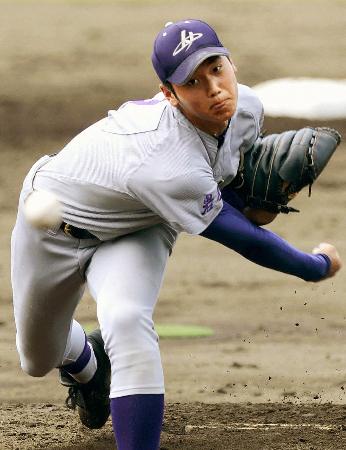 岩手県大会決勝で盛岡大付相手に力投する花巻東の大谷=岩手県営野球場
