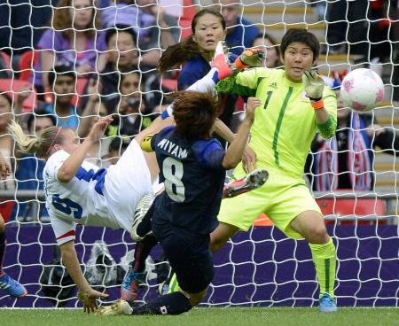 日本―フランス 後半、フランスの猛攻を懸命に防ぐGK福元(1)ら日本イレブン=6日、ウェンブリー競技場(共同)