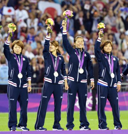 サッカー女子で銀メダルを獲得し、観客の声援に応える(左から)宮間、川澄、沢、大野=10日、ウェンブリー競技場(共同)
