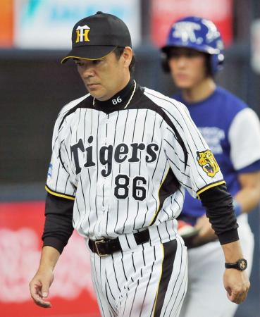 投手交代を告げてさえない表情でベンチに戻る阪神・和田監督=10日、京セラドーム