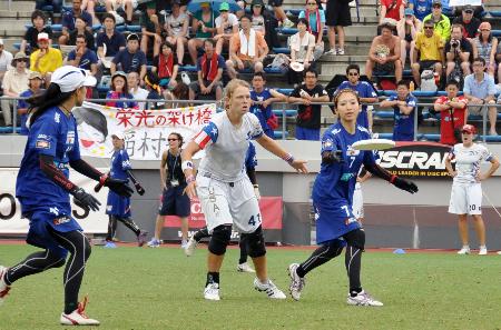 日本は持ち味の正確で素早いパス交換で米国選手(中央)を苦しめ世界一の座に就いた。(2012年7月14日、堺市サッカー・ナショナルトレーニングセンター、小林陽彦撮影)