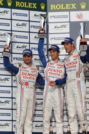 世界耐久第4戦で2位となり、表彰台に立つトヨタの中嶋一貴(中)ら TOYOTA Racing