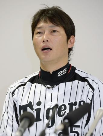 第3回WBCへの参加を表明する日本プロ野球選手会の新井貴浩会長=4日午後、兵庫県西宮市