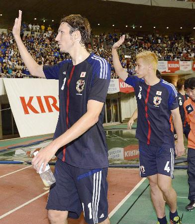 試合後、サポーターの声援に応えるハーフナー(左)と本田=東北電