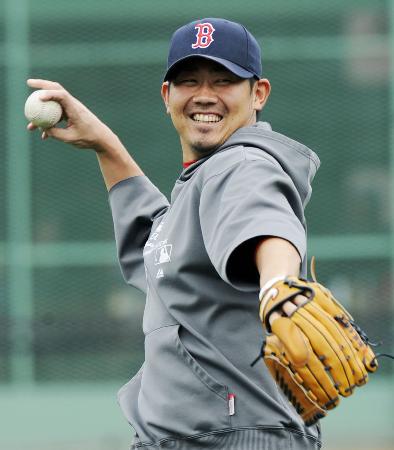 笑顔でキャッチボールする松坂大輔(9月23日、共同)