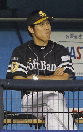 渋い表情で戦況を見やる秋山監督(8月25日のロッテ戦から、共同)