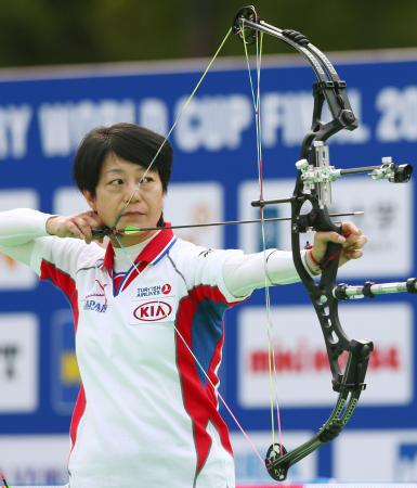 W杯コンパウンド女子3位決定戦で敗れた本多由美子。弓の両先端に滑車とそれに連なる仕掛けのあるのがこの種目の特徴だ(9月22日、日比谷公園特設会場、共同)