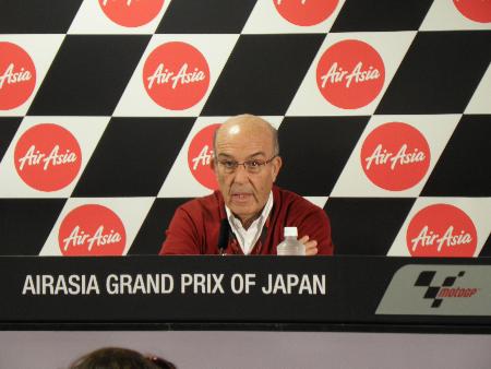 日本GPの開催地、ツインリンクもてぎで記者会見するDORNAのエスペレータCEO