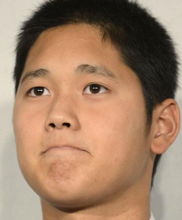 記者会見で米大リーグへの挑戦を表明、口元を引き締める花巻東高の大谷翔平投手=21日午後、岩手県花巻市(共同)