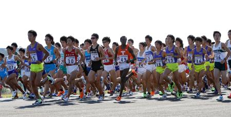 自衛隊の滑走路を埋め尽くすような走者の群れ。熱気渦巻く予選会が始まった(10月20日、共同)