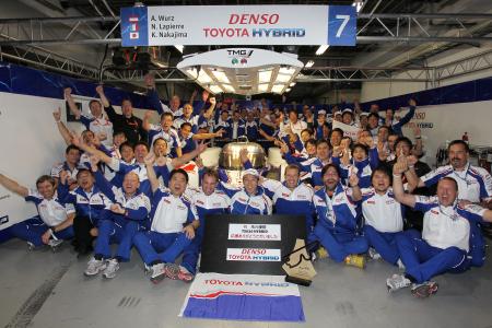 富士スピードウェイでの世界耐久選手権優勝を喜ぶトヨタ・チーム TOYOTA Racing