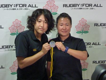 W杯地区予選で獲得したメダルを披露する中村千春主将(左)と浅見敬子ヘッドコーチ(10月9日、東京都内で、渡辺匡撮影)