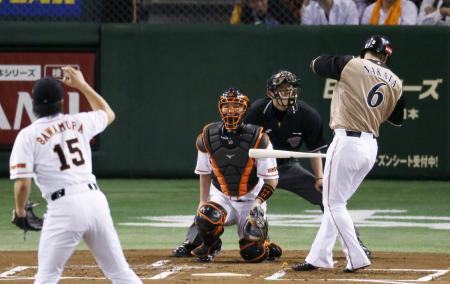 日本シリーズ巨人―日本ハム第2戦 1回日本ハム2死二塁で、巨人沢村投手の死球を受ける中田=10月28日、東京ドーム(了)