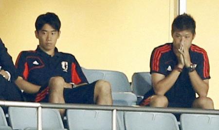 サッカーW杯最終予選 イラク戦をスタンドで観戦する香川(左)と酒井宏=9月11日、埼玉スタジアム(共同)