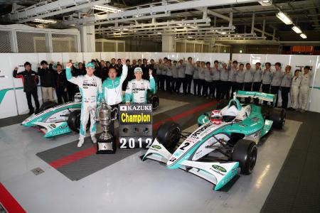 フォーミュラニッポン総合優勝を決め、喜ぶ中嶋一貴(右) TOYOTA RACING