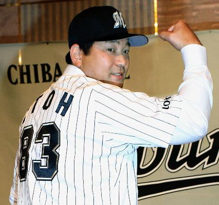 就任記者会見後、ユニホーム姿でポーズをとるロッテの伊東監督=18日、千葉市内のホテル