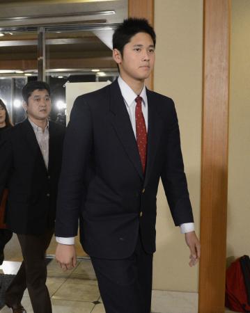 日本ハムとの入団交渉に臨む、花巻東高の大谷翔平投手、後ろは父親の徹さん=3日午後、岩手県奥州市