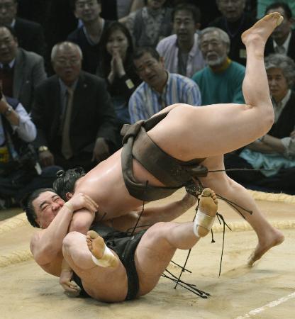 白鵬に下手投げを喫し、新横綱の場所を屈辱の5連敗で終えた日馬富士(下)(11月25日、福岡国際センター、共同)